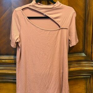 NEW! BiBi Dusty Pink Ribbed Short Sleeve Top with Asymmetric Cutout size medium
